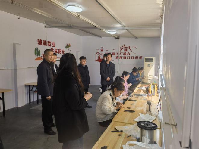 区中华职教社主任郭大军赴梁才街道调研社区微工厂服务建设,强调企业管理培训与咨询服务重要性